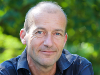 Val met de boom in een zachte droom