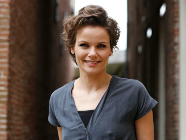 Angela Schijf staat op het toneel met La Superba