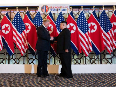 Struikelende Kim en Trump