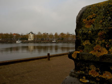 Achter de voordeuren van Blokzijl.