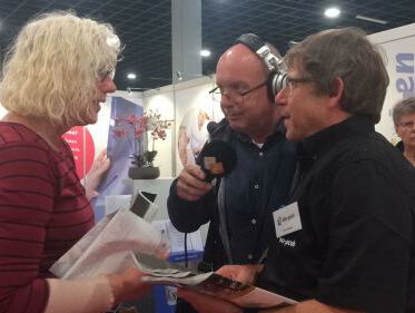 Tom deelt complimentjes uit bij de stand van KBO-PCOB