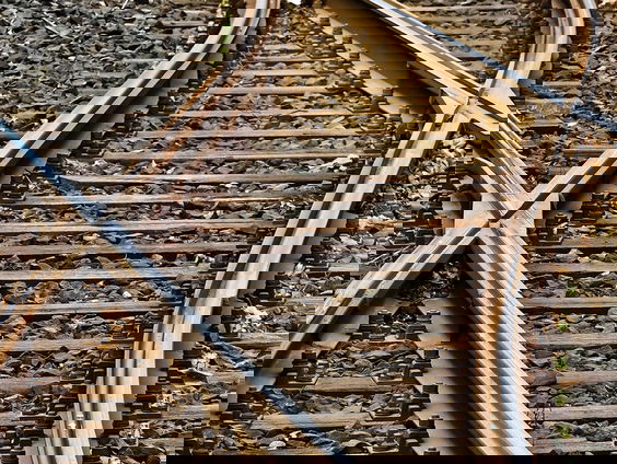 Jos zoekt een stuk rails voor in de tuin