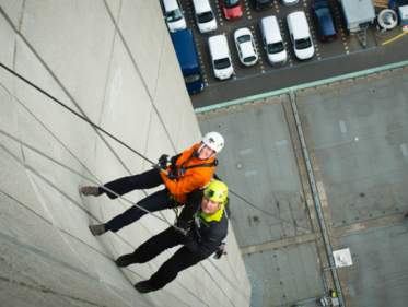 76-jarige abseilt van 145 meter hoog gebouw