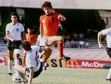 Johnny Rep over Tottenham Hotspur-Ajax