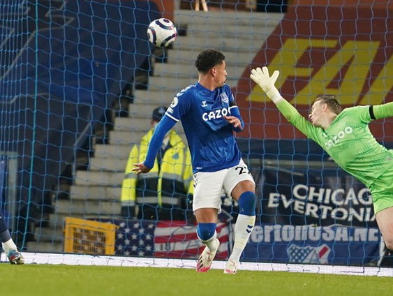 Oorlog in de voetbalwereld om Super League