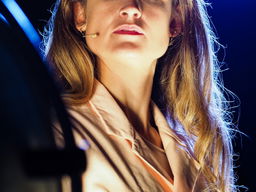 Mira van der Lubbe over haar voorstelling 'Maak een hit van je shit'