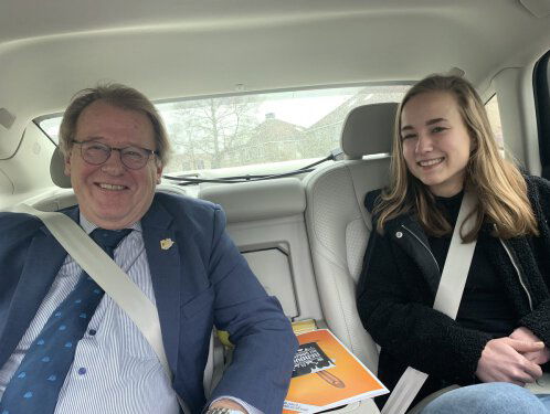 Commissaris van de Koning Jaap Smit rijdt jongeren naar stembus