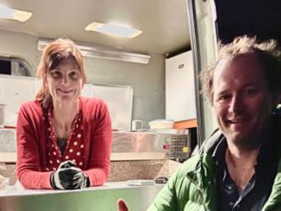 De buurt van Henkjan besluit gezamenlijk -op gezonde afstand- pizza's te bakken