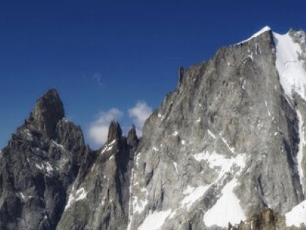 Opblaas-Jacuzzi's, honden of roeimachines op de top van de Mont Blanc