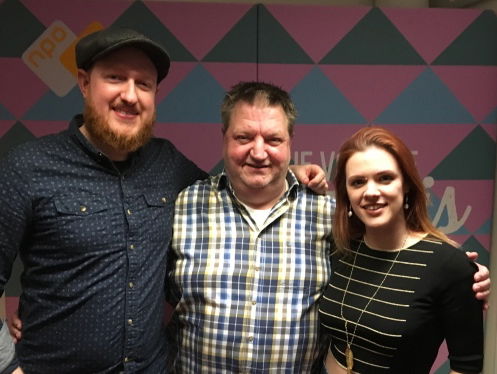 Kat Eaton speelt live in Thuis op 5