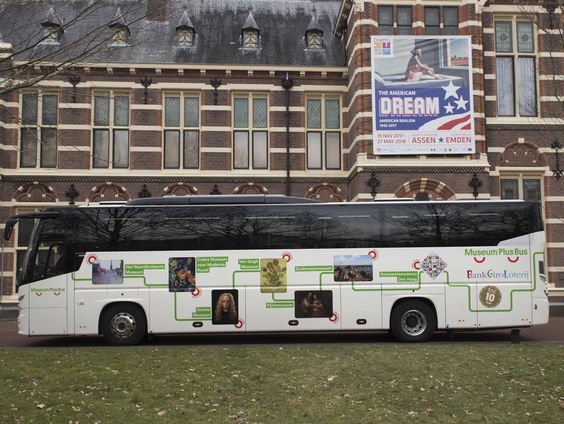 Museum Plus Bus toert met museumkunst langs verzorgingstehuizen
