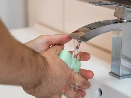 Desinfecterende handgels zijn bijna niet meer te verkrijgen, wat nu?