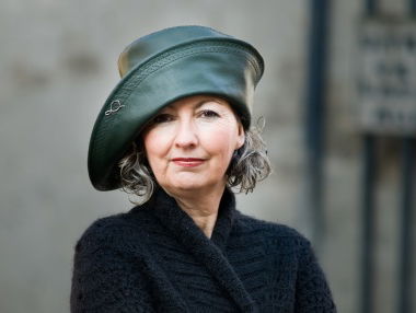 "Iemand met een lange neus, moet een hoed met een grote rand dragen."