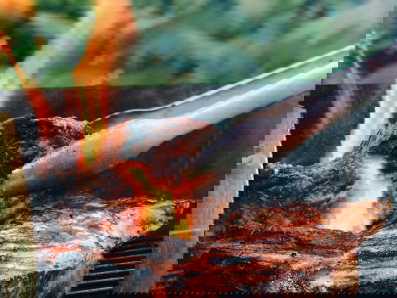 Diederik gooide het roer om en maakt BBQ's schoon