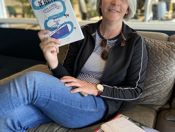 Visite in Open Huis: Lisette Vos met haar boek " Samen de boot in"
