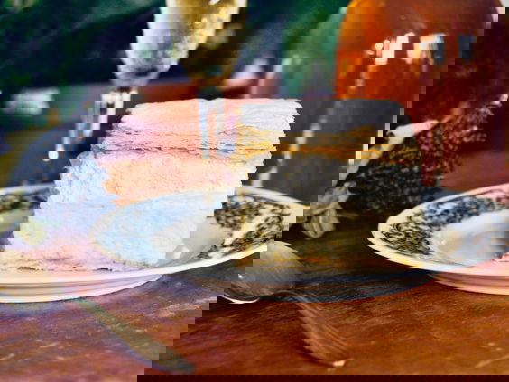 Chris verrast zijn schoonzus en zwager met een plek op de Wall of Fame! "Ze waren er voor mij toen mijn v ...