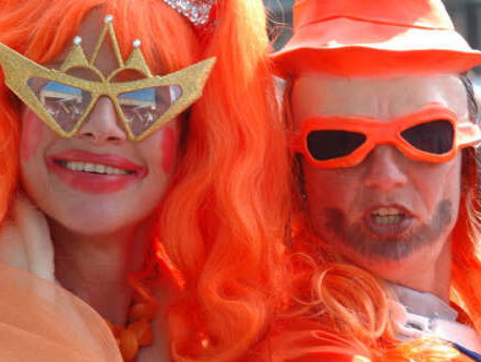 Vergistoeristen vierden gisteren Konininginnedag vanwege oude Lonely Planet