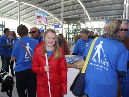 Zet je koffer niet op die geribbelde tegels!