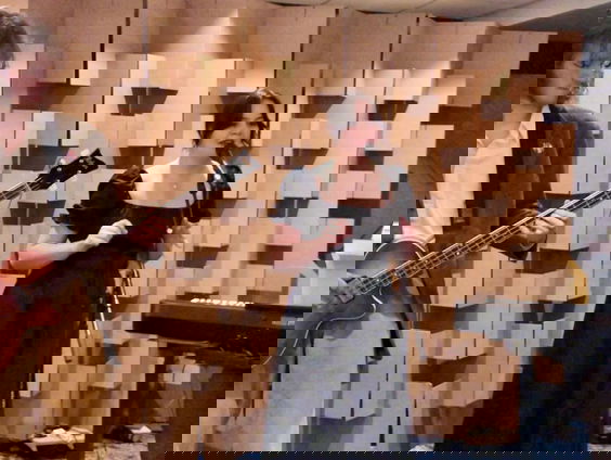 Live in het Evergreen Café: Marleen Kwant, Vos Arends en Twan Schoonderwoerd