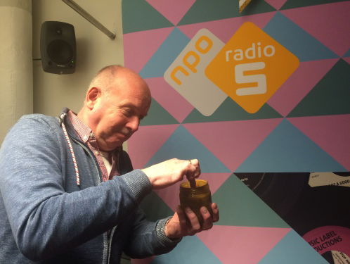 Tom proeft chilipeperpindakaas!