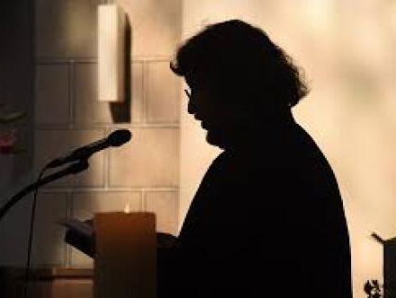 Priesterstress met kerst