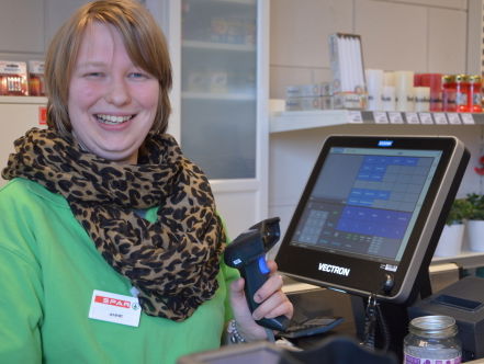 Anne heeft het naar haar zin bij de buurtsuper