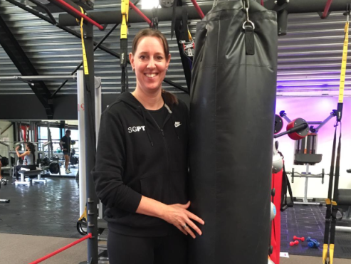 Tom traint voor een sixpack