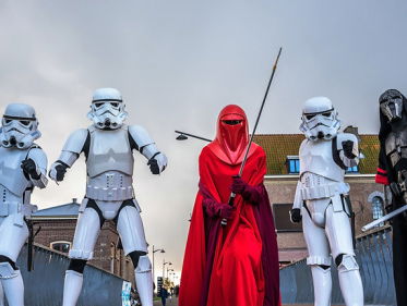 Bekende filmrekwisieten worden geveild