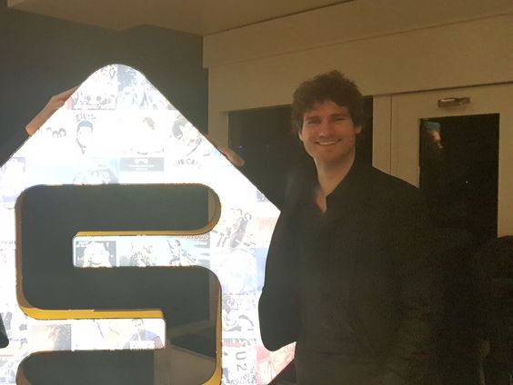 Thijs Boontjes dirigeert het Grootste Dans- en Showorkest