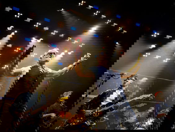 The Voice Senior winnaar Phil Bee te gast in de studio: 'Nu gaat het beginnen'