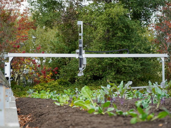 Farmbot doet alles: zaaien, water geven en wieden