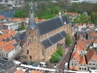 Vrouwelijke koster in Weesp