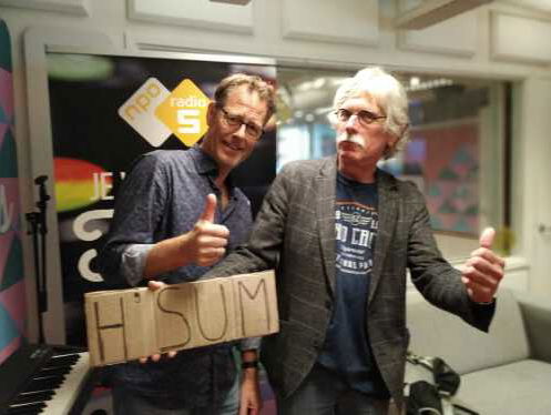 Harm komt liftend naar de studio