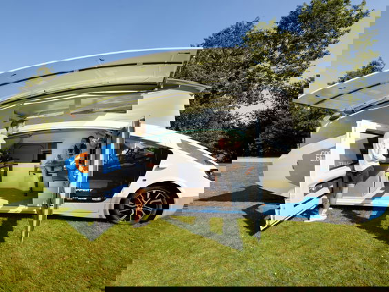 Het Solar Team Eindhoven heeft het eerste rijdende huis op zonne-energie gemaakt!