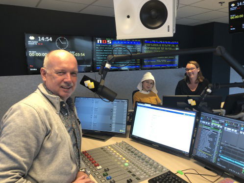 Eline de Koning komt als levend standbeeld "het melkmeisje" naar de studio (II)