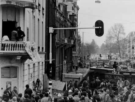 Tanks rijden de Vondelstraat in (1980)