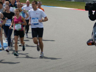 Harlopen op het asfalt van de TT Assen