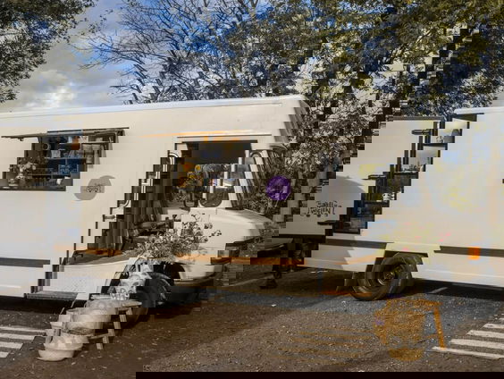 Lotte en Meike hebben een hippe SRV-wagen