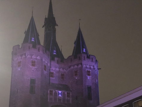 De Sassenpoort kleurt paars, omdat een roze wolk niet altijd roze is.