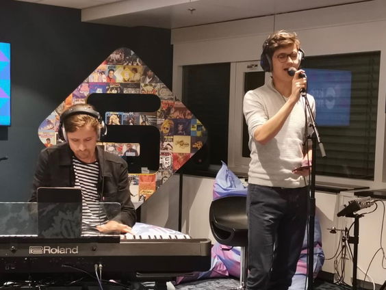 Dennis van Aarssen live in Thuis op 5