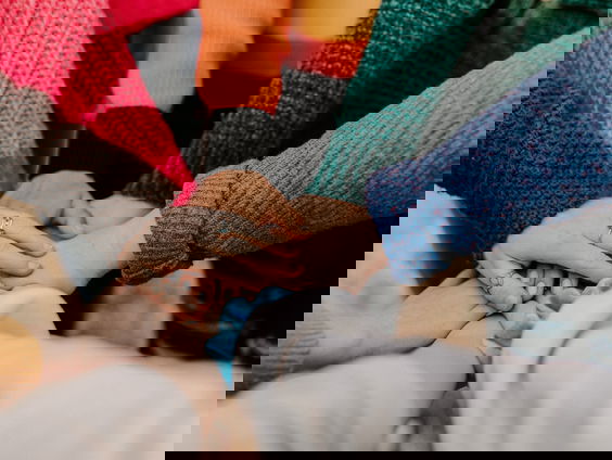 De handen ineen slaan