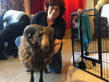 Nokkie gaat met haar dieren langs verzorgingshuizen