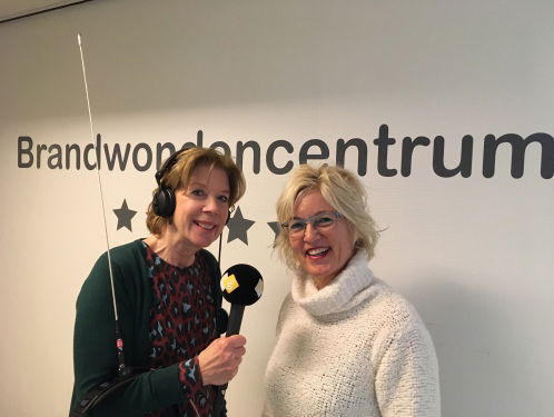 Petra praat met verpleegkundige brandwondenzorg Ingrid