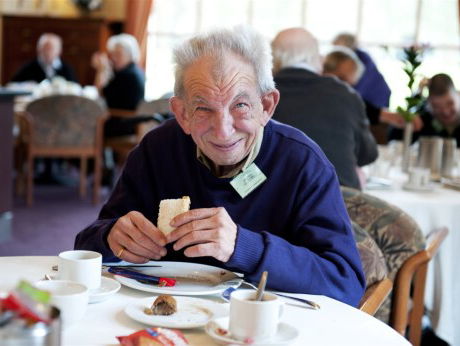 Hans draait plaatjes voor dementerenden: 'Ik wil een lach op hun gezicht krijgen.'