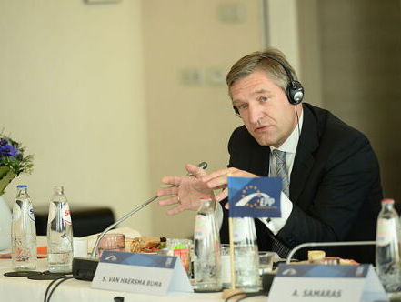 Bezorgde grootouders overhandigen manifest voor het klimaat