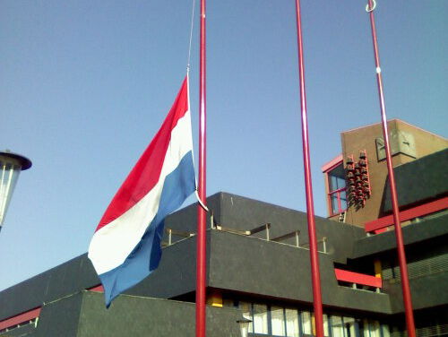 De vlaggen halfstok. Hoe, wat en waarom van halfstok.