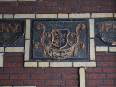 Historie hangt in Workum aan een gevel