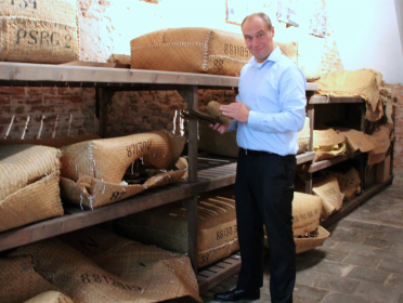 Sigaar uit eigen fabriek