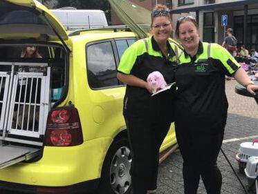 Rachel en Saskia hebben een eigen dierenambulance