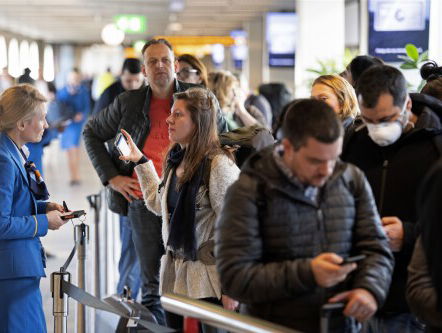 Schipholwachtrij vergeleken met Efteling: de psychologie van het wachten